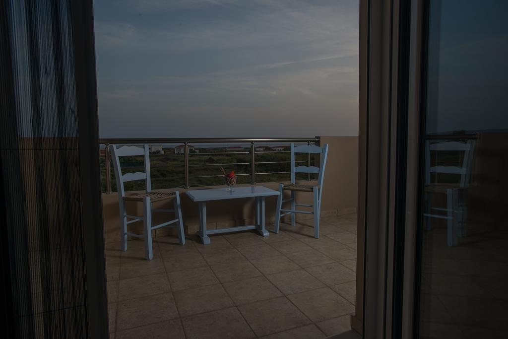 Elpidis Villa Kokkinos Pirgos Rum bild